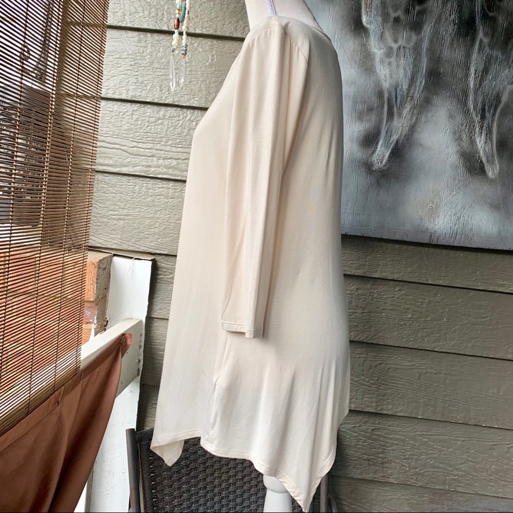New Directions Cream Top w/Asymmetrical Hemline Sm - Picture 3 of 6